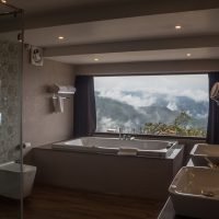 premium-Luxury-suite-washroom-bathtub
